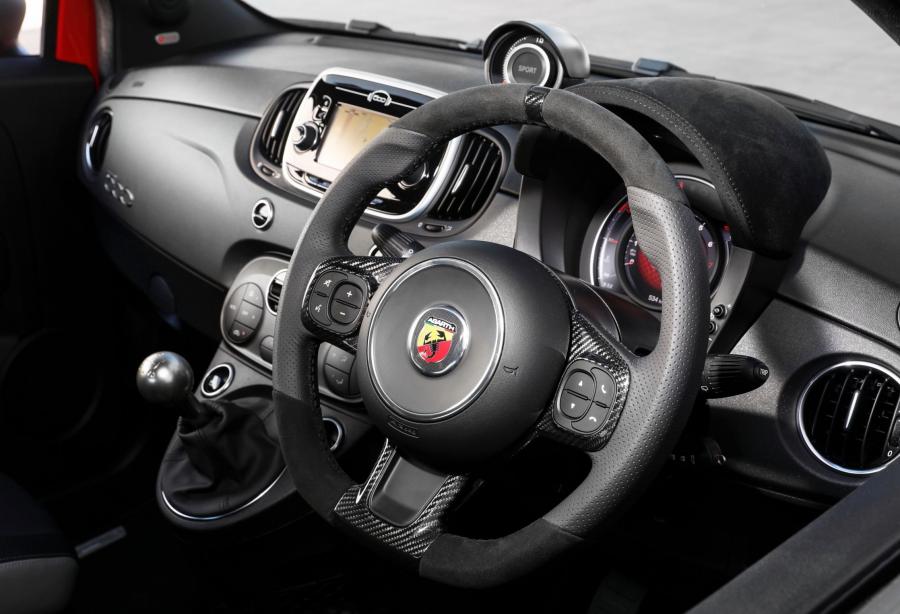 Интерьер Abarth 595 Competizione (312) 2017 года  (AU) (фото 17 из 40)